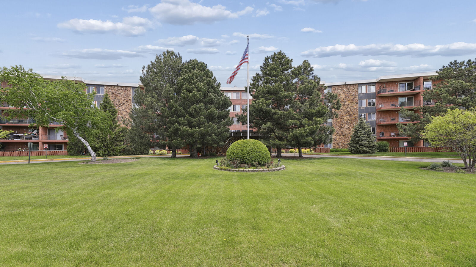 Property Photo:  18 E Old Willow Road 504N  IL 60070 