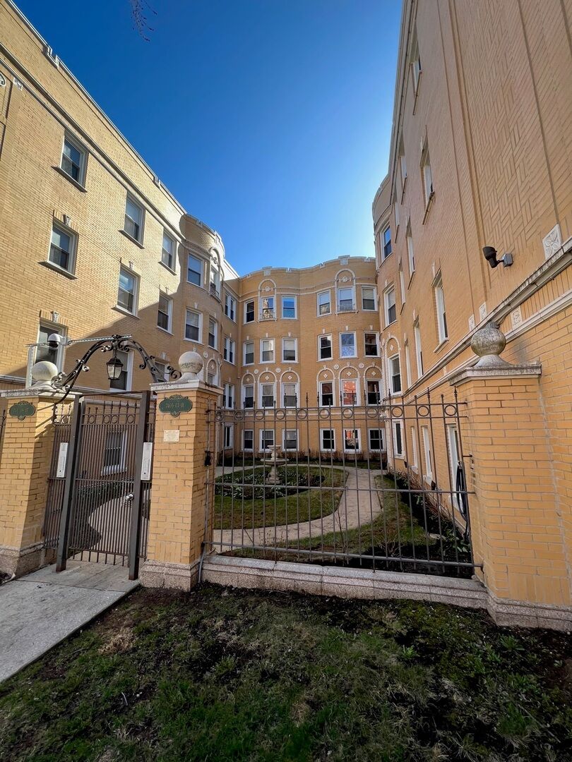 Property Photo:  7411 N Hoyne Avenue 2  IL 60645 
