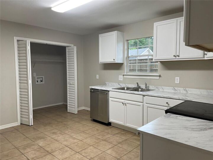 Property Photo: 112 E Cherrywood Lane LA 70452