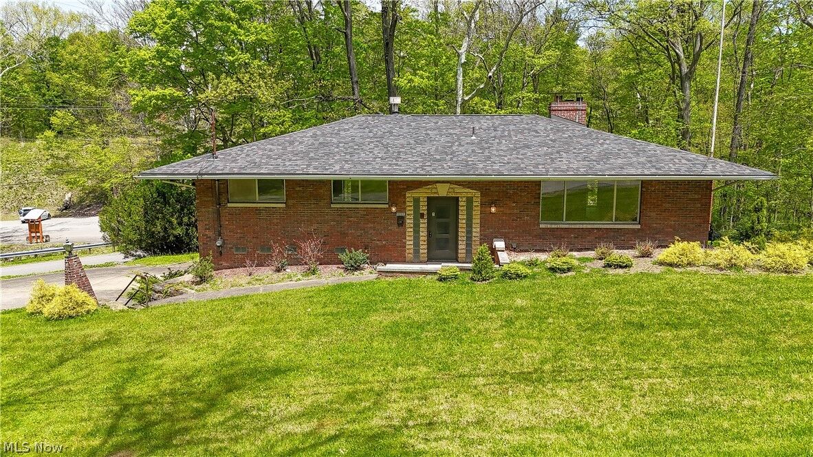 Property Photo:  1050 Park Circle  OH 44420 