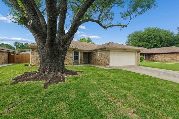 Property Photo: 4100 Hemlock Street TX 76137
