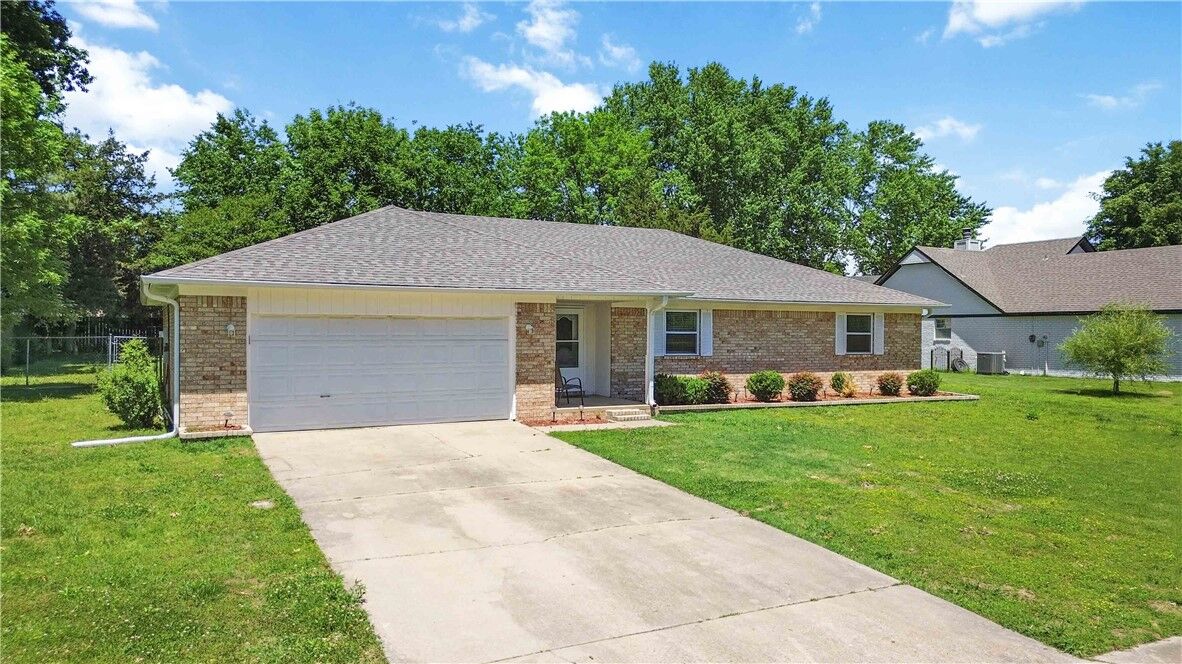 Property Photo:  2006 Cardinal Drive  AR 72764 