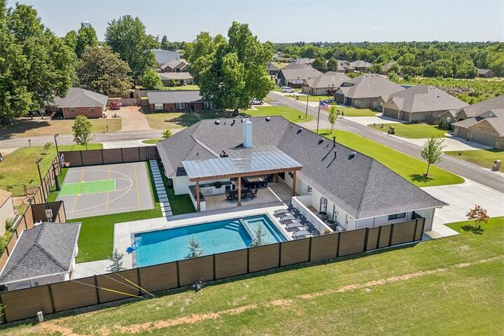 Property Photo: 627 Louisiana Street OK 73049