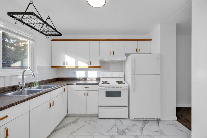 Property Photo:  219 90 Avenue SE 33  AB T2J 0A3 
