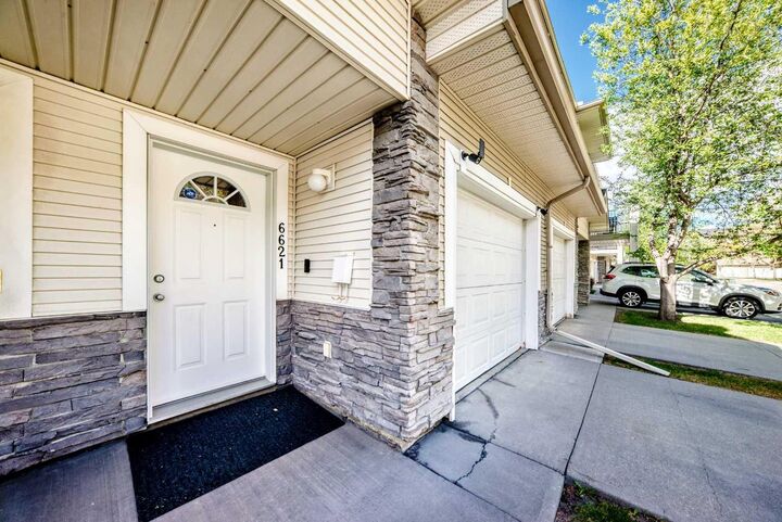 Property Photo: 6621 Pinecliff Grove NE AB T1Y 7K8