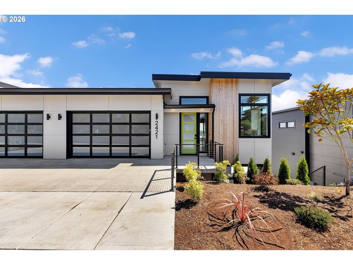 Property Photo:  2421 E 6th St  WA 98661 