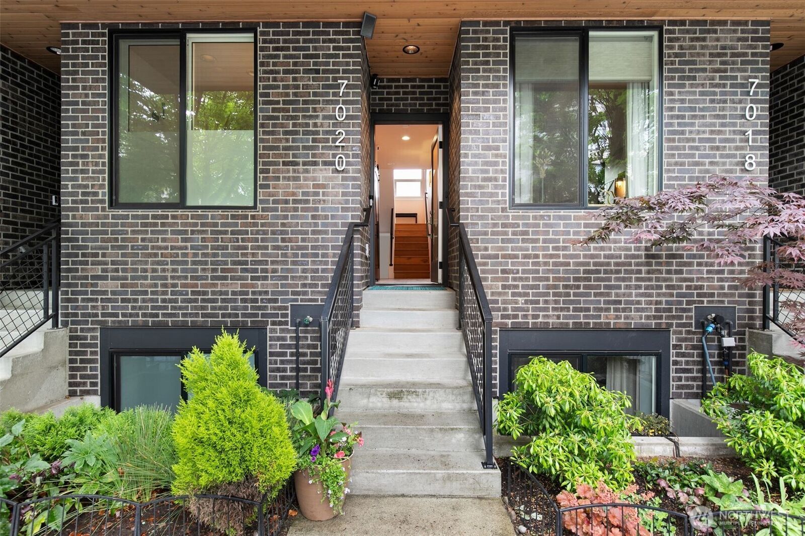 Property Photo:  7020  Greenwood Avenue N  WA 98103 