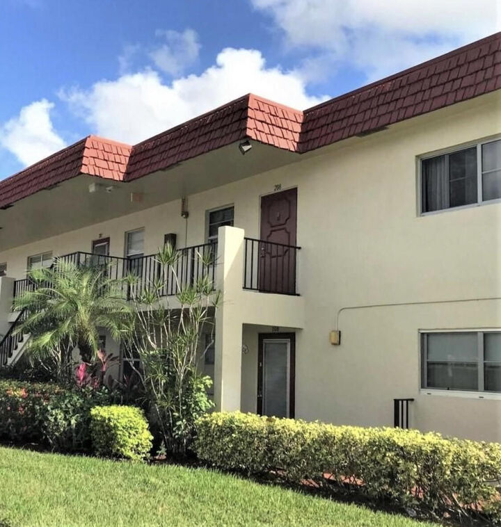 Property Photo:  19 Abbey Lane  FL 33446 