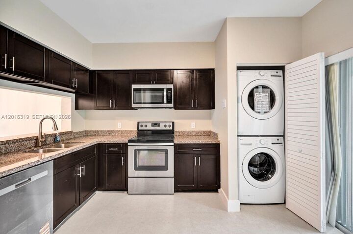 Property Photo:  43 Simonton Cir  FL 33326 