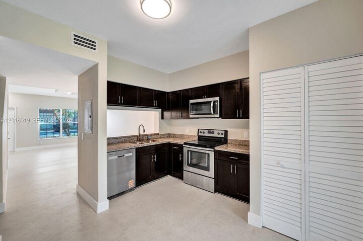 Property Photo:  43 Simonton Cir  FL 33326 