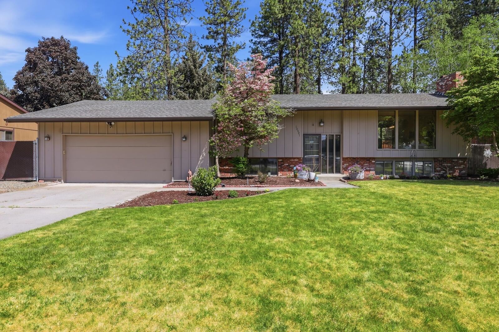 Property Photo: 10921 E 31st Ave WA 99206