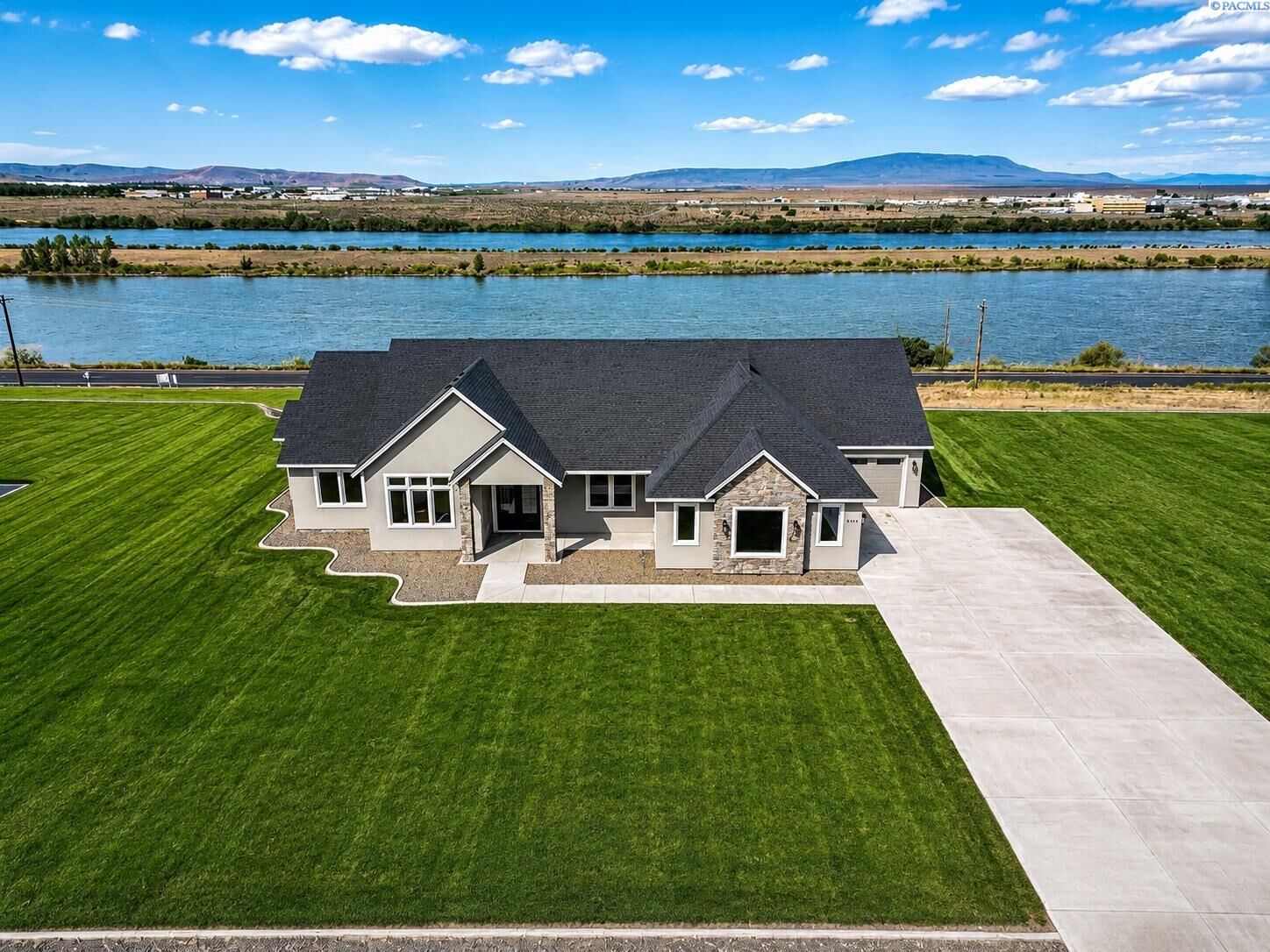 Property Photo:  161 Riviera Drive  WA 99301 