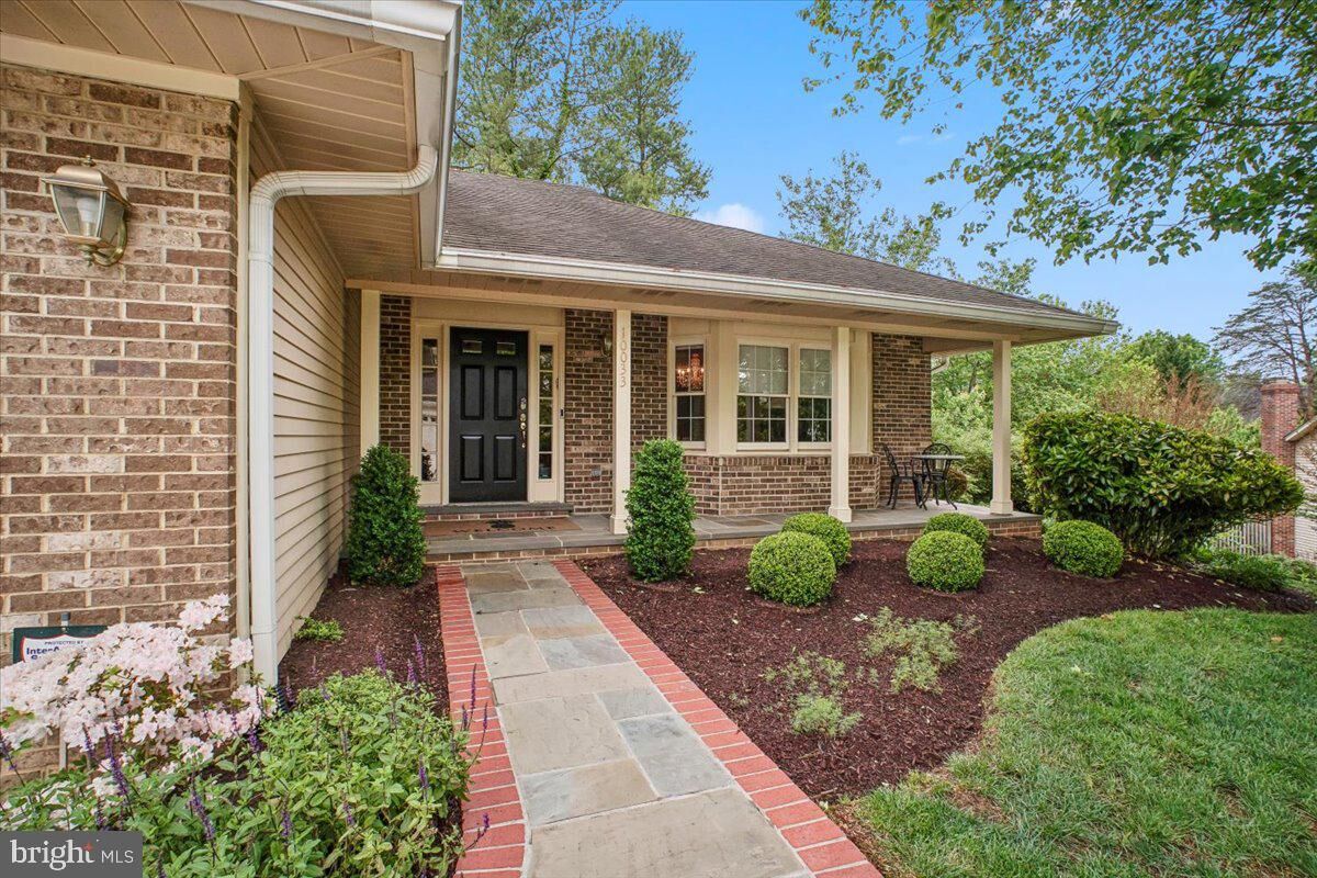 Property Photo: 10033 Glencroft Court VA 22181