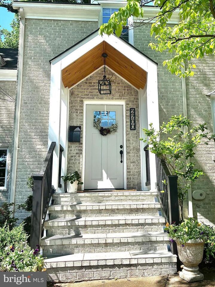 Property Photo:  2700 S Grant Street  VA 22202 