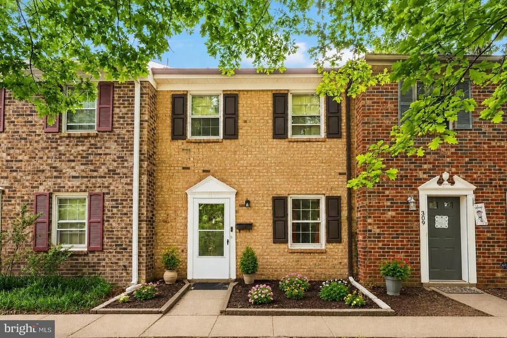 Property Photo:  307 Olde Greenwich Dr  VA 22408 
