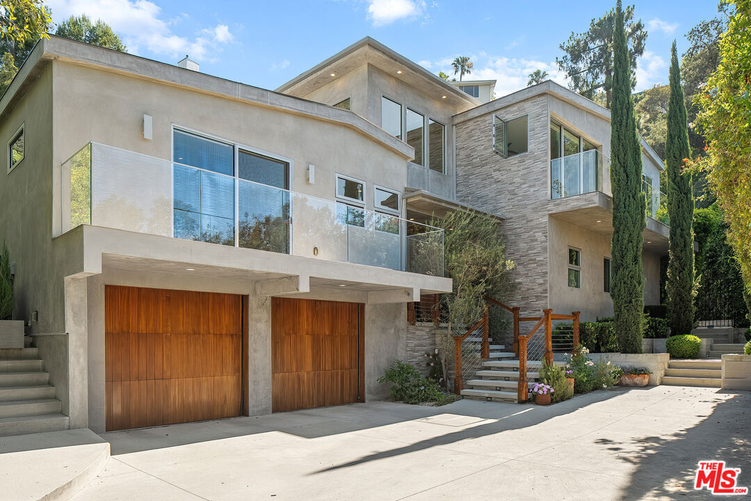 Property Photo: 13611 Bayliss Rd CA 90049