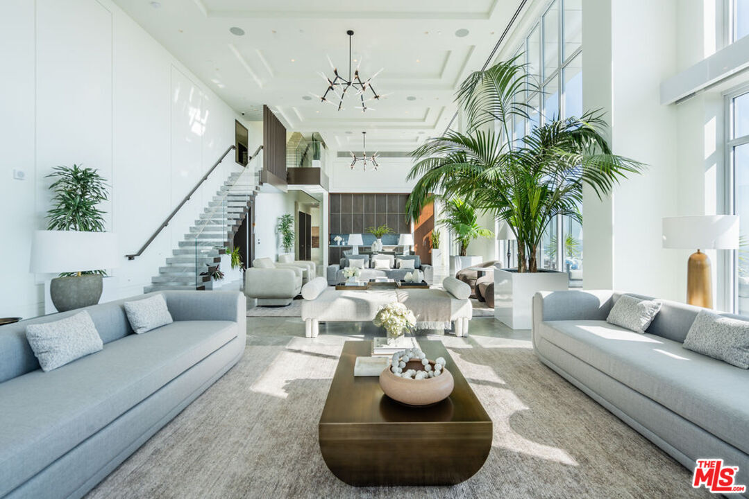 Property Photo: 825 S Hill St CA 90014