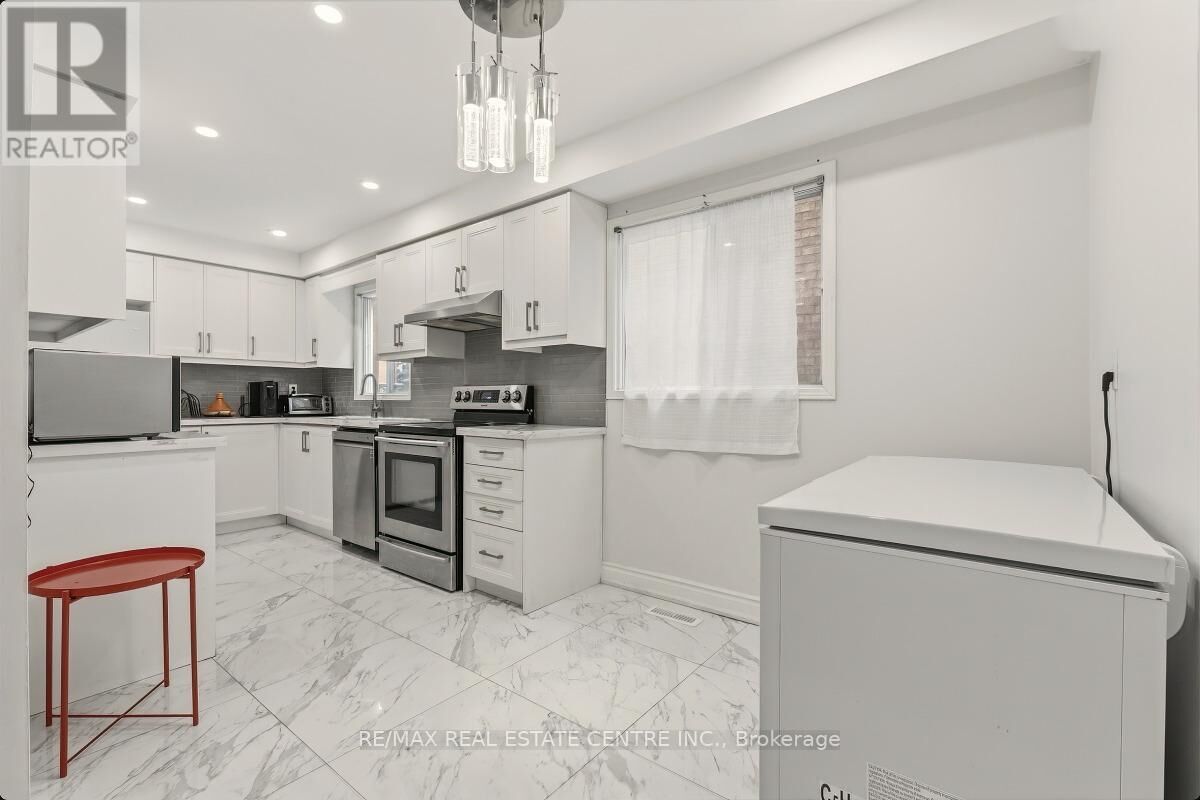 Property Photo: 5013 Northern Lights Circle ON L5R 2P7