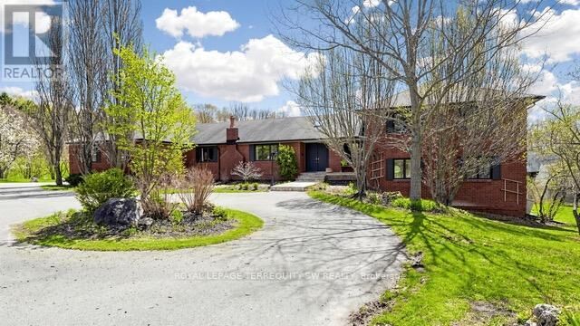 Property Photo: 9 Gilbert Drive Main ON L4G 6W8