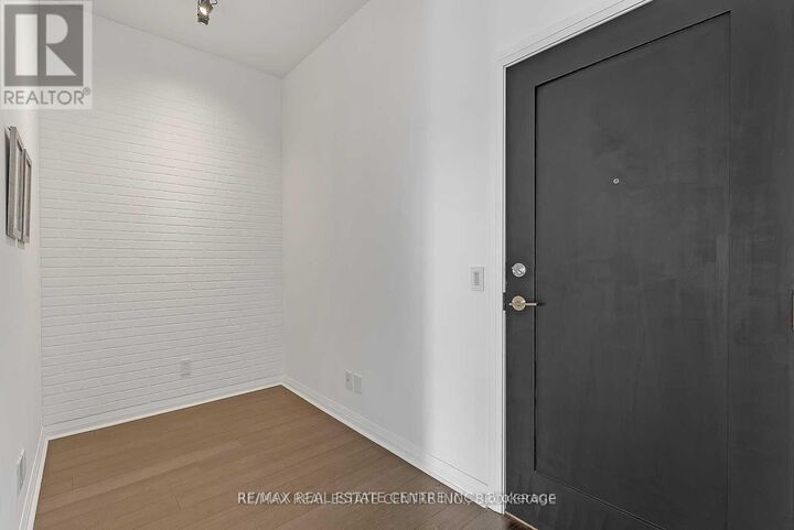 Property Photo:  75 Eglinton Avenue West 401  ON L5R 1B2 