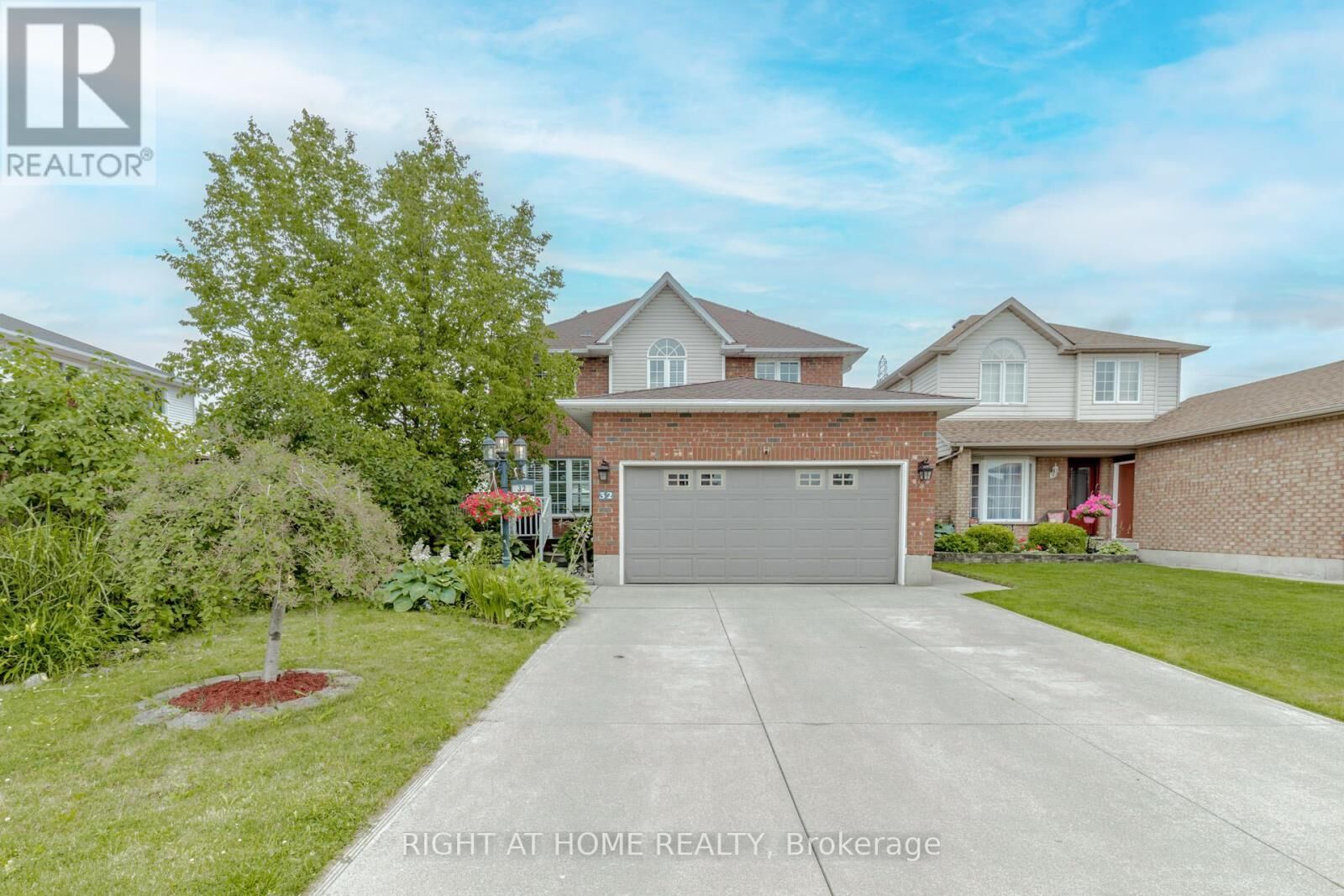 Property Photo:  32 Vineberg Drive  ON L9B 2P6 