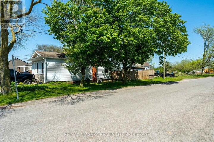 Property Photo:  18 1/2 Willow Street  ON L2T 1N4 