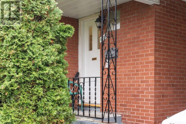 Property Photo:  684 Wavell Avenue  ON K2A 3B1 