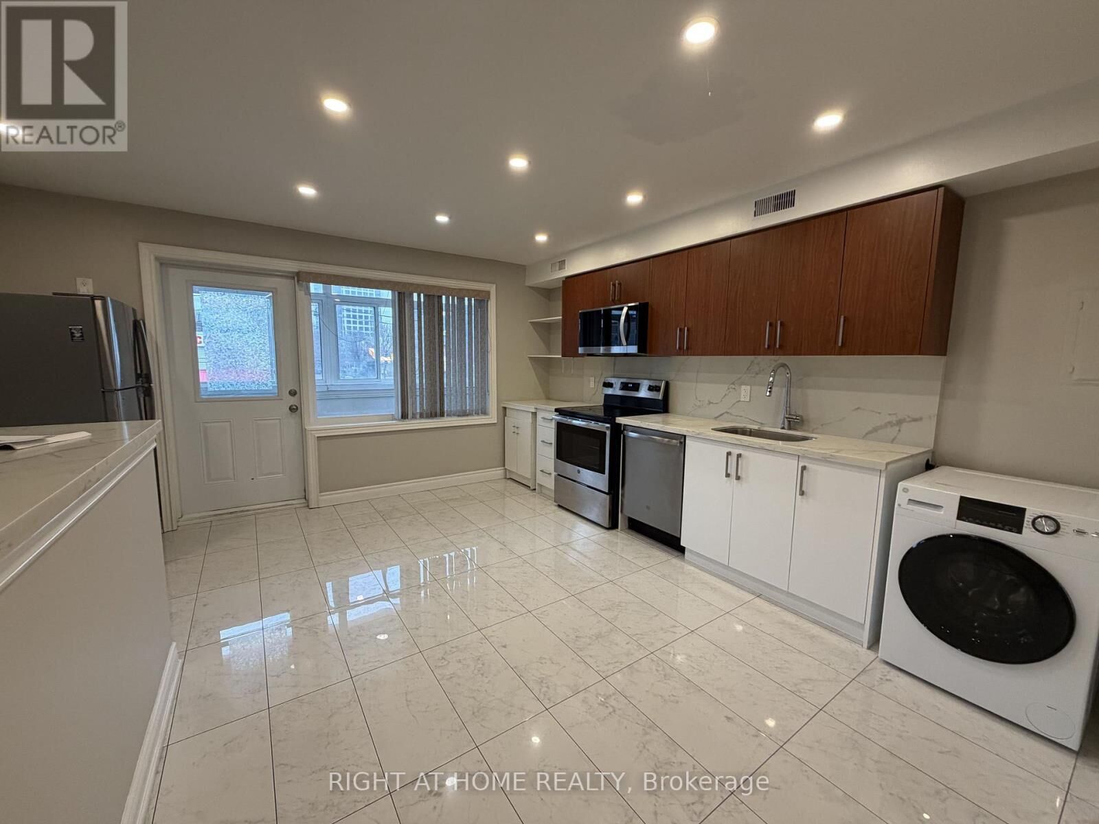 Property Photo: 1543 Dupont Street 1 ON M6P 3S5