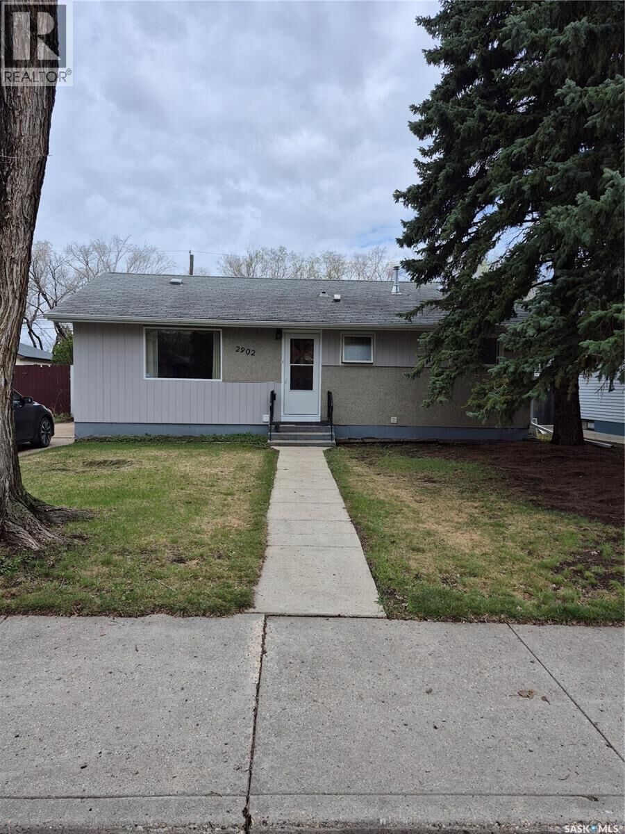 Property Photo:  2902 21st Street W  SK S7M 0W5 