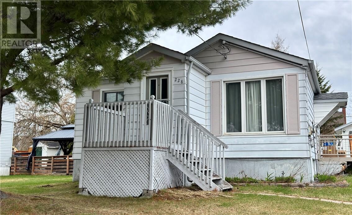 Property Photo:  228 Fourth Avenue  ON P3Y 1M4 