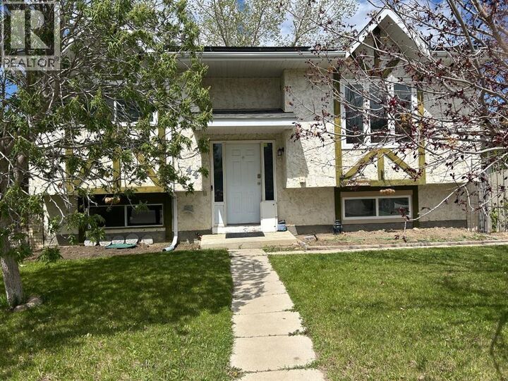 Property Photo:  44 Wildrose Crescent West  AB T1R 0A4 