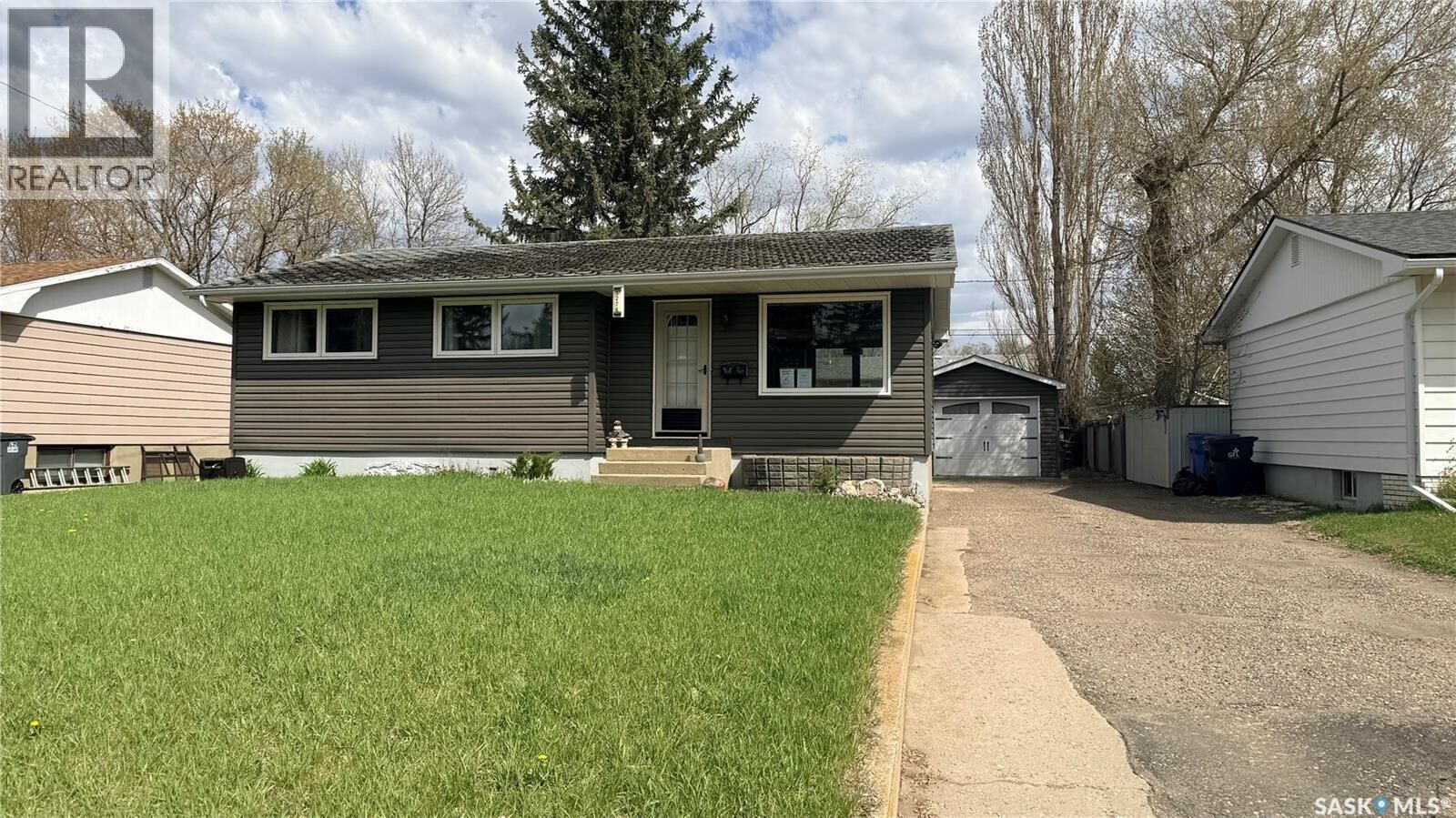 Property Photo:  1276 King Street  SK S4A 1L5 