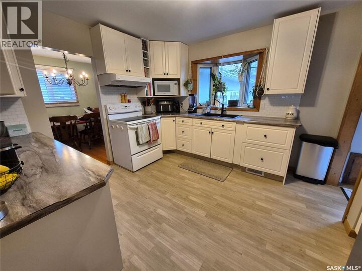 Property Photo: 451 Woodlawn Crescent SK S4H 0X5