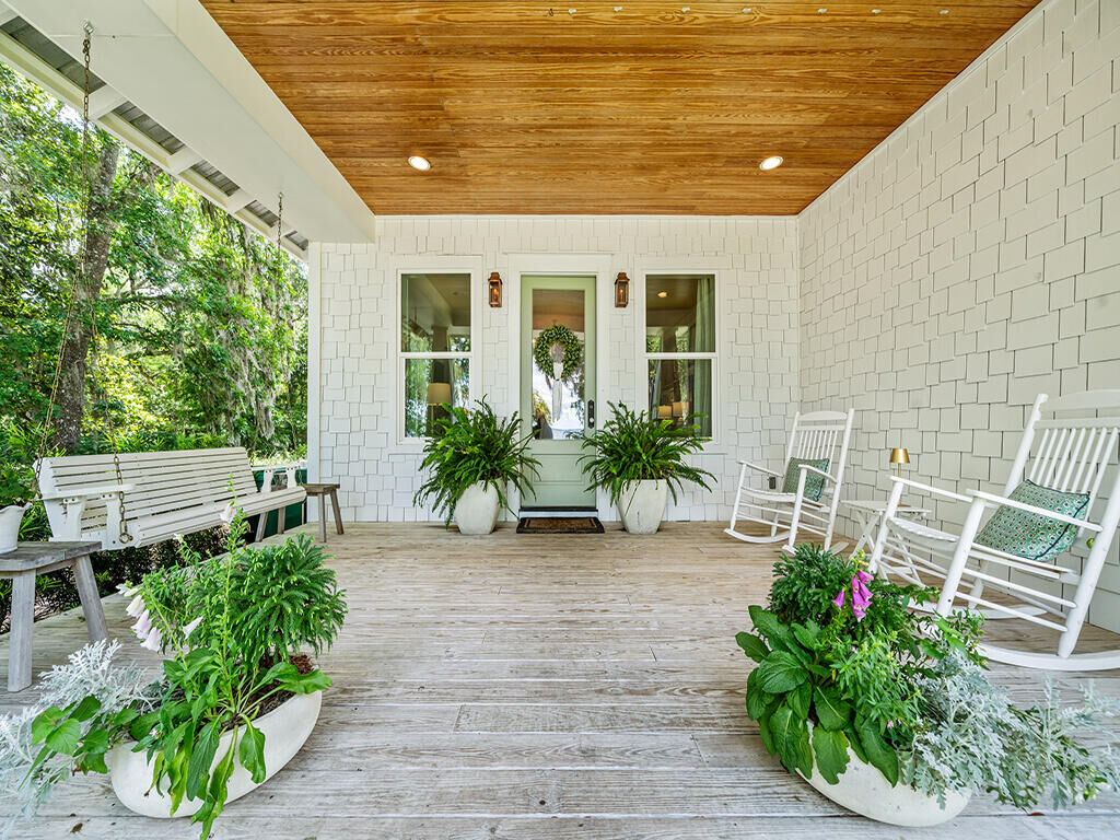 Property Photo: 374 E Mitchell Avenue FL 32459