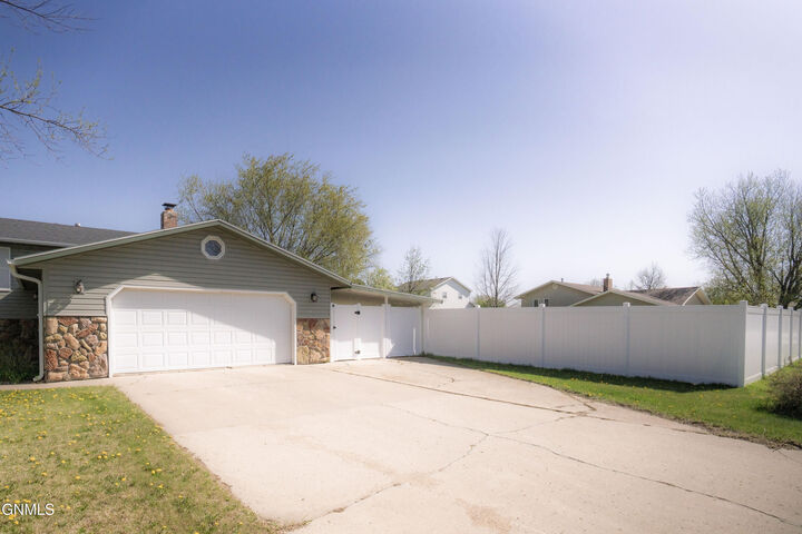 Property Photo:  1807 4th Street NE  ND 58401 