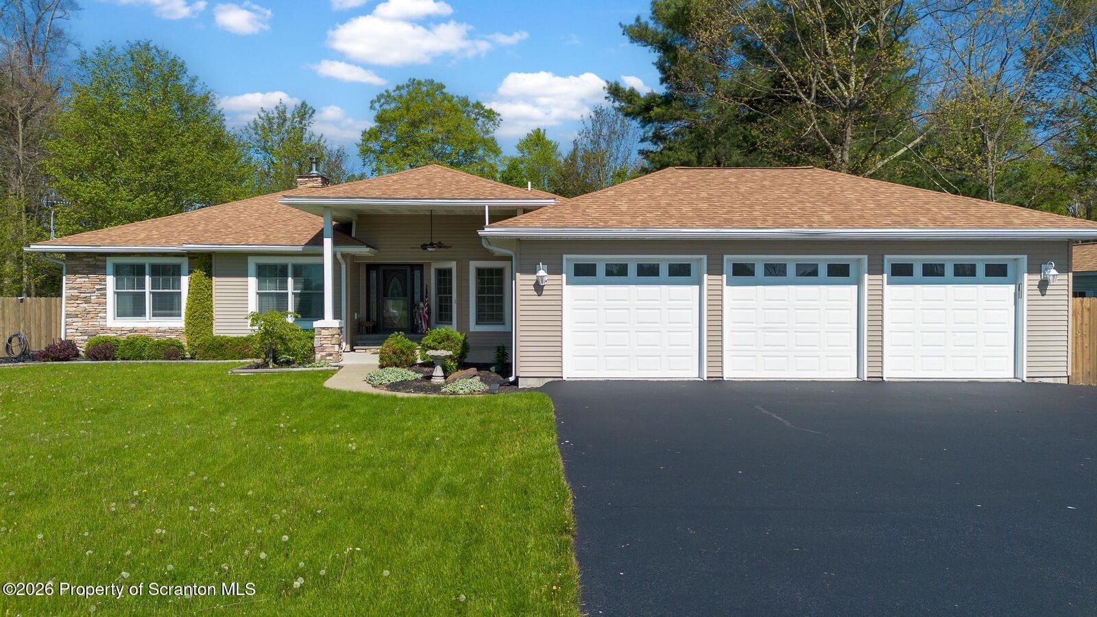 Property Photo:  31 Wright Way  PA 18446 