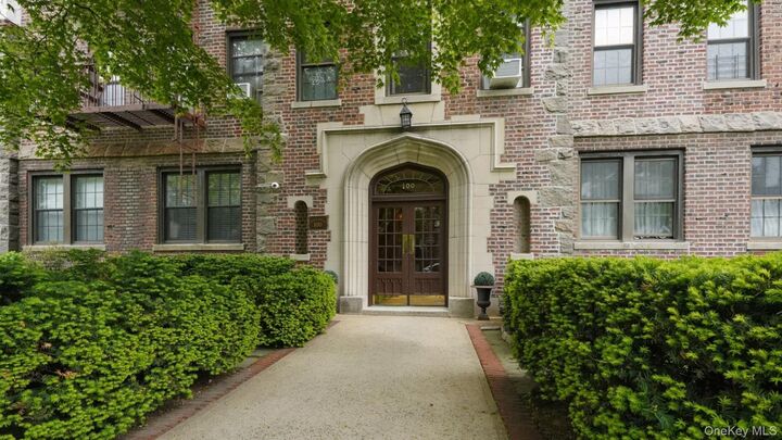 Property Photo:  100 Parkway Road 5D  NY 10708 