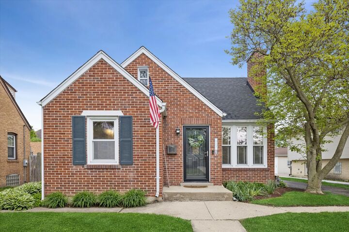 Property Photo:  923 S Fairfield Avenue  IL 60126 