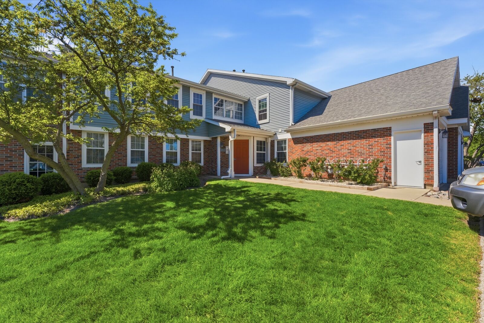 Property Photo:  260 W Lynn Drive 7-3B  IL 60067 