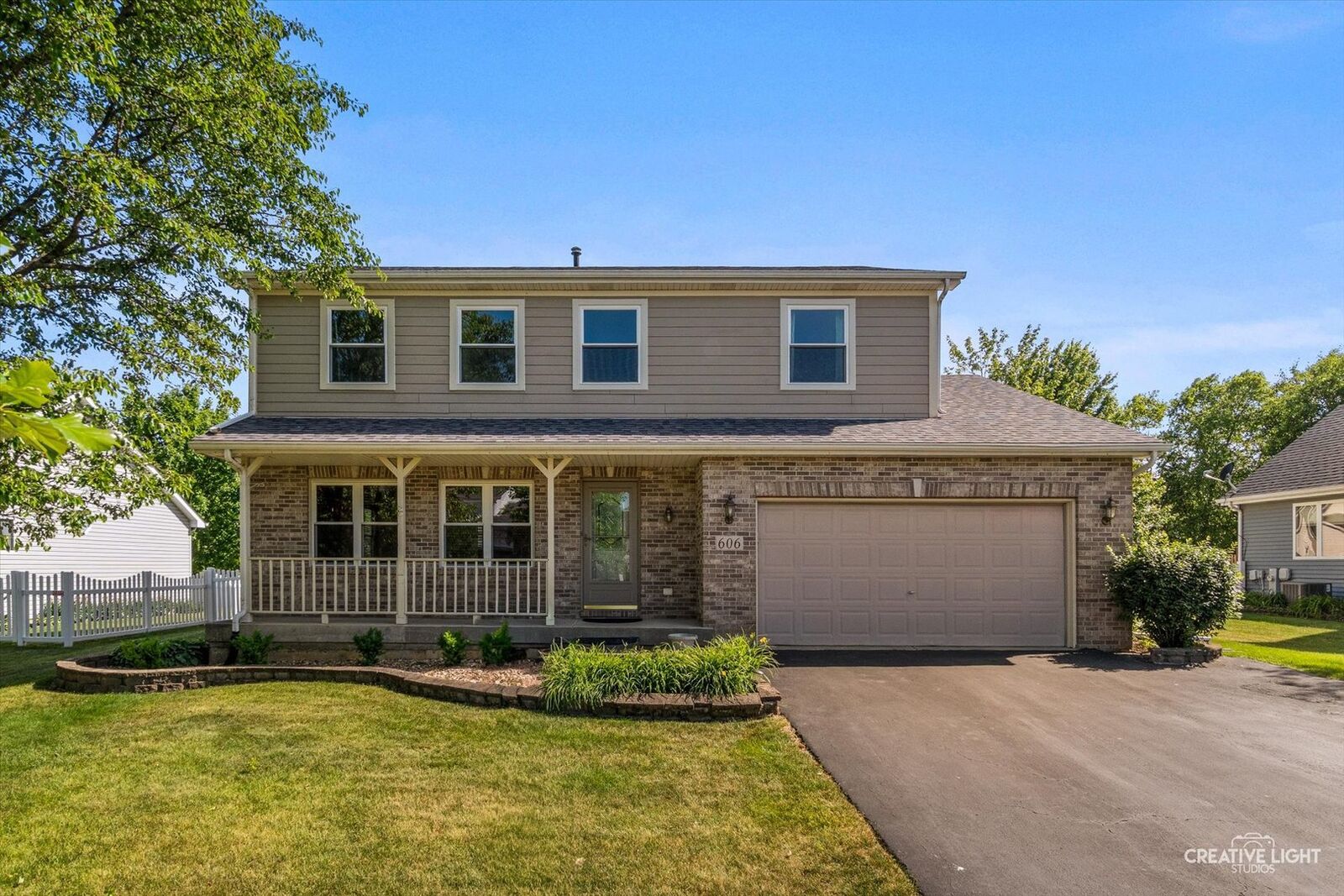 Property Photo: 606 Otter Way IL 60543