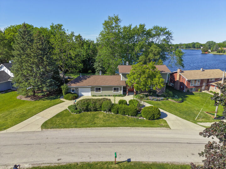 Property Photo: 2004 Sprucewood Lane IL 60046