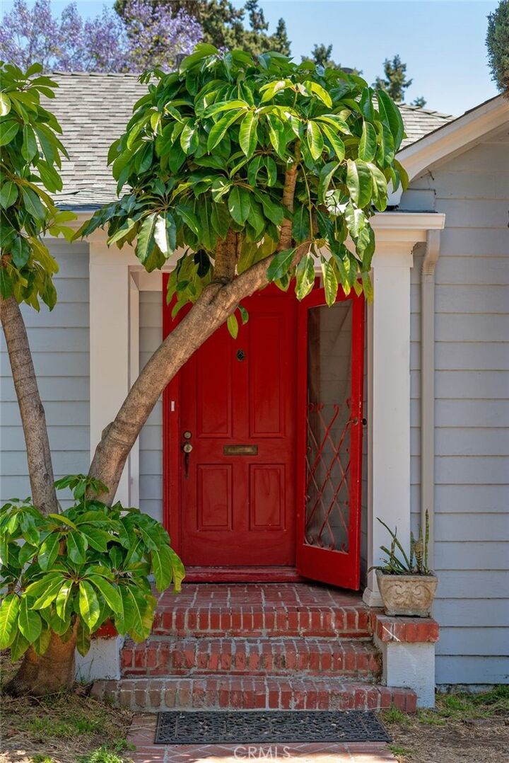Property Photo:  1106 S Victoria Avenue  CA 90019 