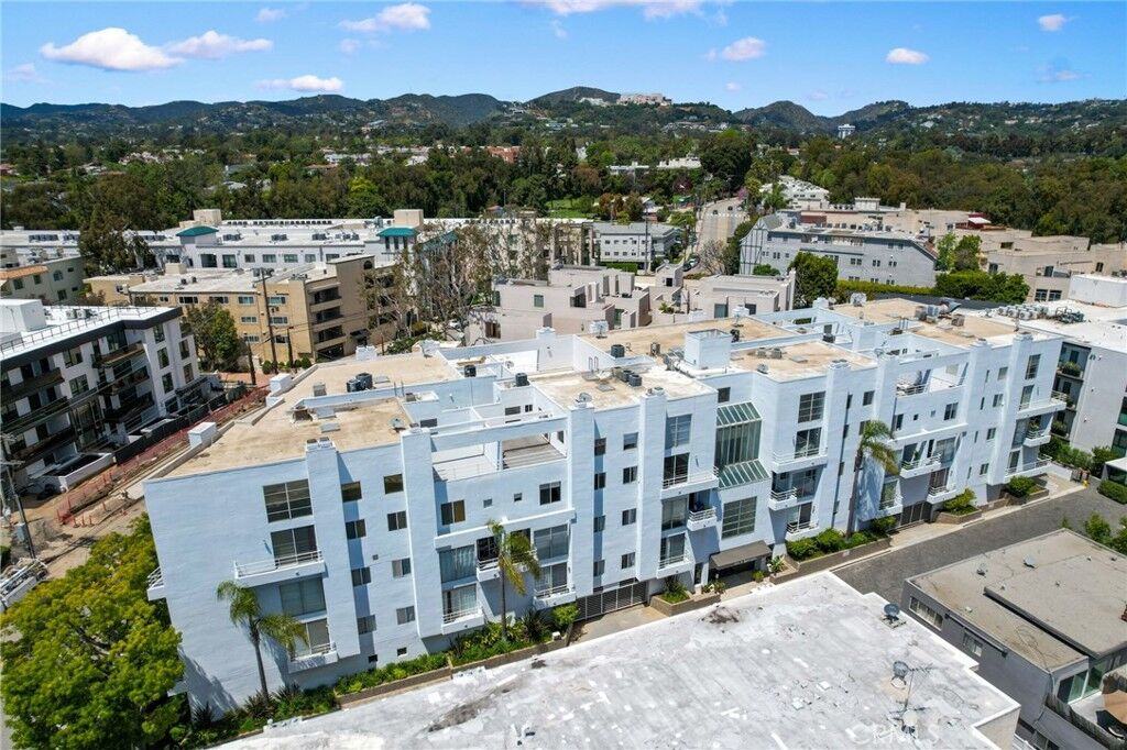 Property Photo:  520 S Barrington Avenue 116  CA 90049 