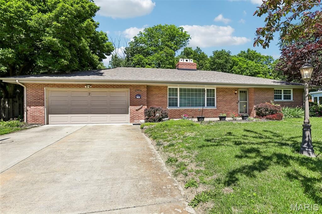Property Photo:  7 Lou Juan Drive  IL 62034 