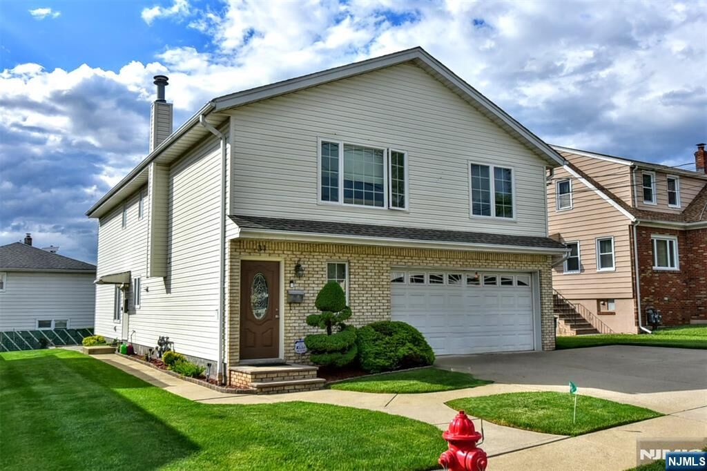 Property Photo:  31 Leo Place  NJ 07644 