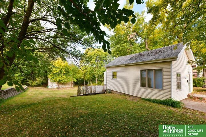 Property Photo:  1704 S 18 Street  NE 68108-9999 