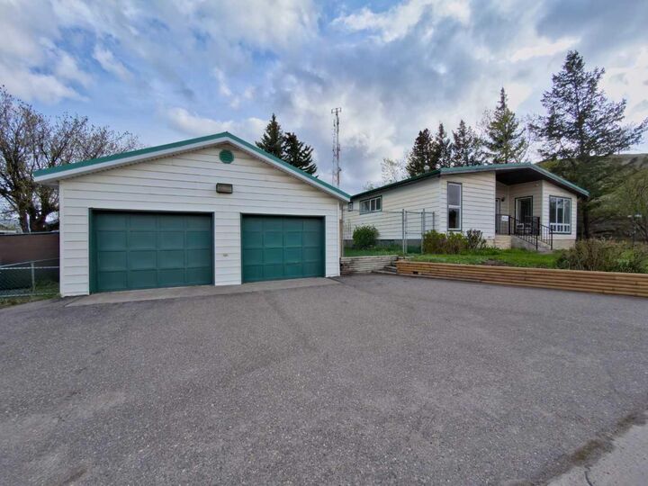 Property Photo:  8126 20 Avenue  AB T0K 0M0 