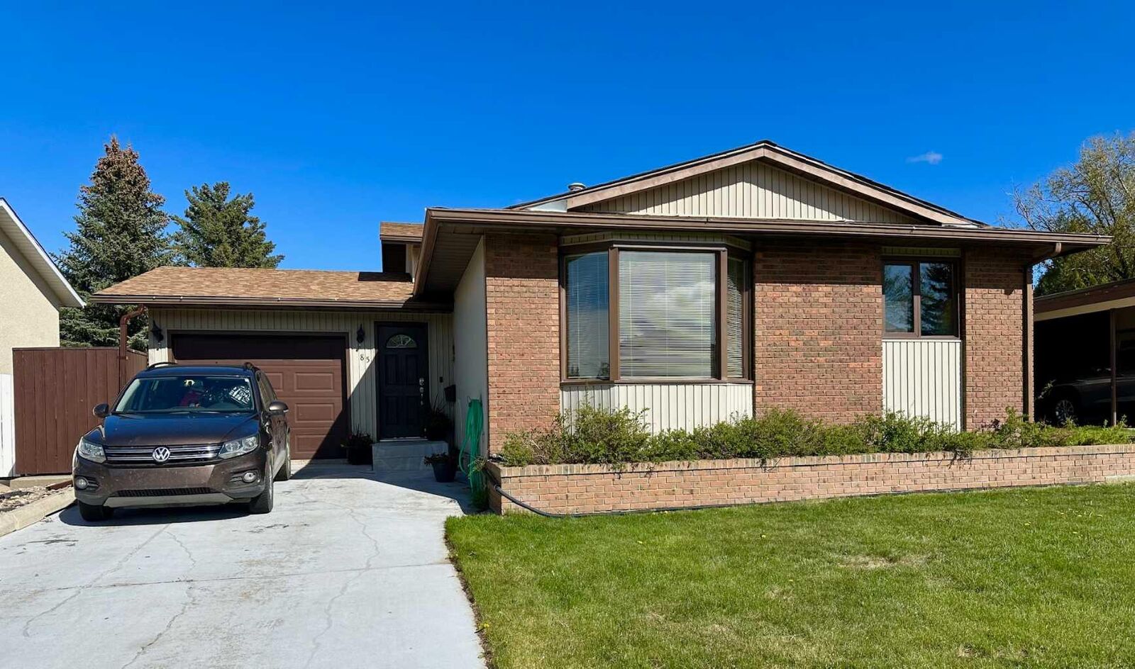 Property Photo:  85 Cayuga Crescent W  AB T1K 5H4 