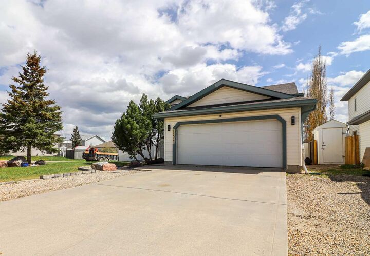 Property Photo: 11329 92B Street AB T8V 7E9