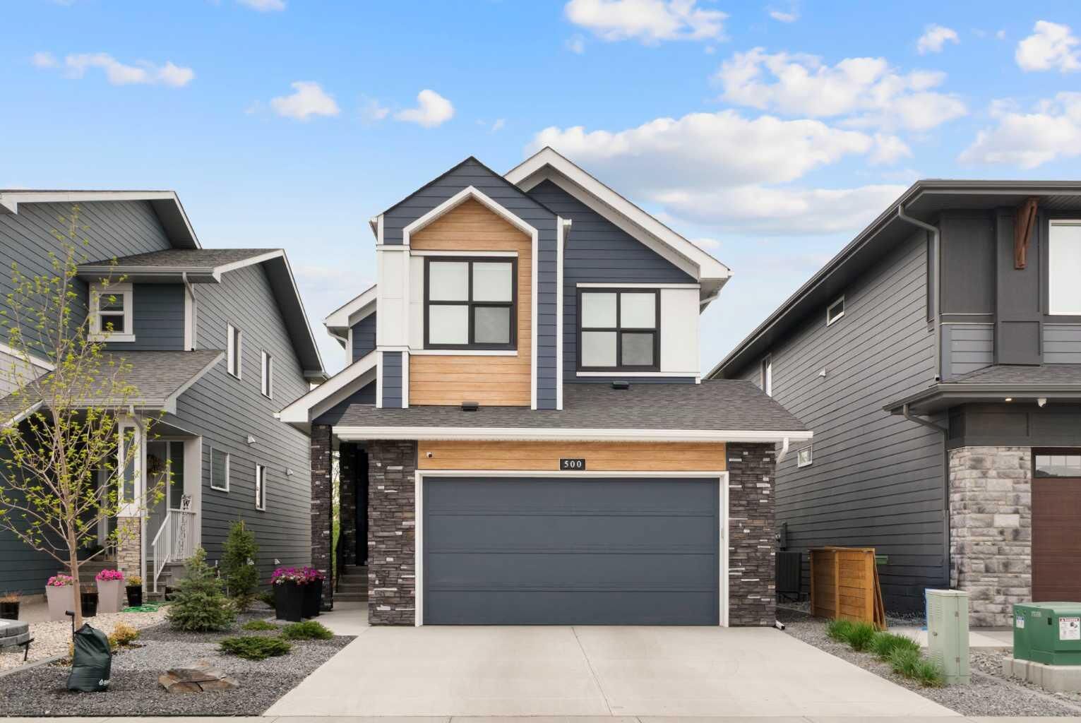 Property Photo:  500 Cranbrook Gardens SE  AB T3M 3N5 